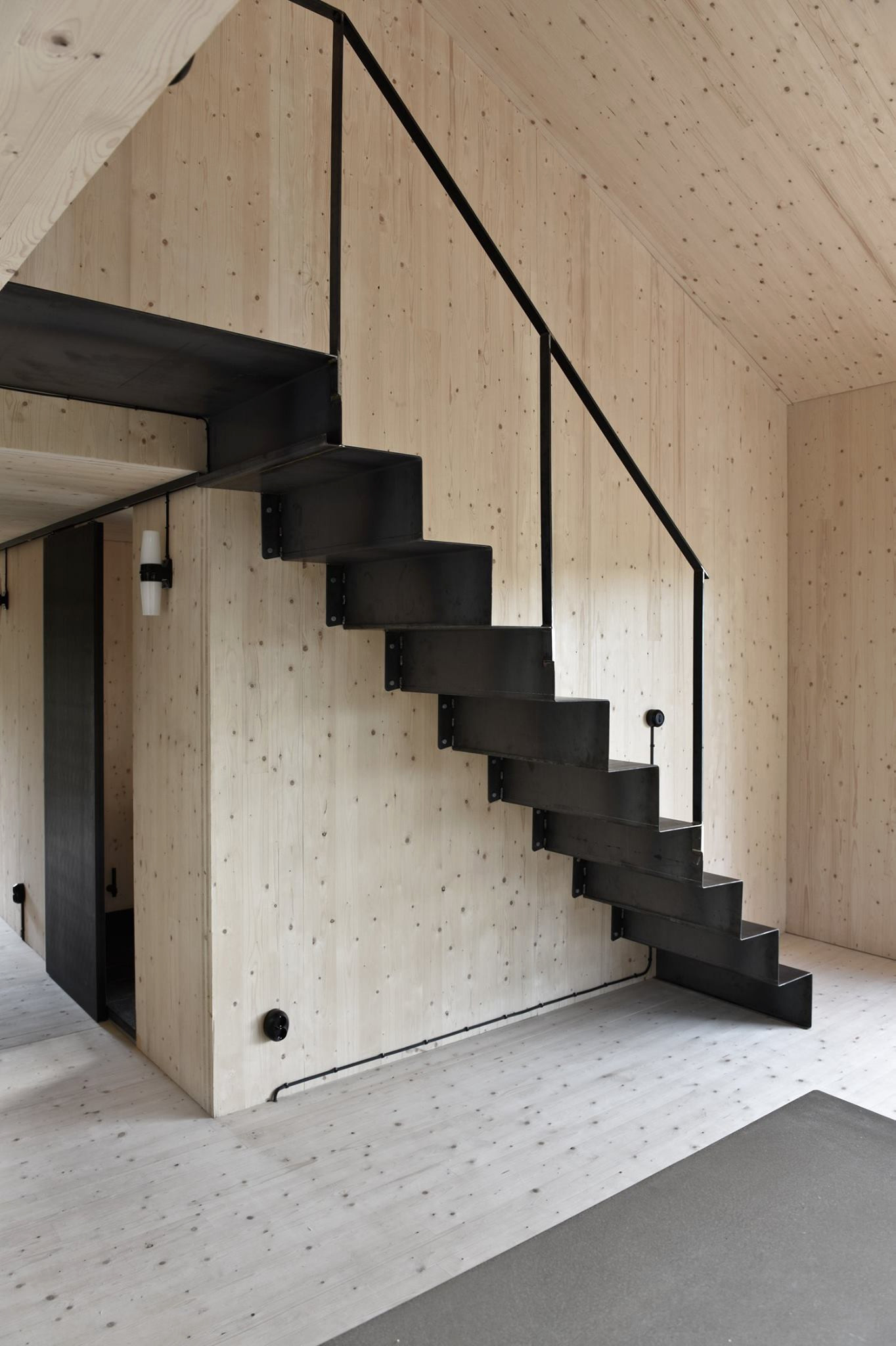 Utanpåliggande 2-vägs vägguttag från retro-serien Renova - Contemporary -  Staircase - Stockholm - by Schneider Electric | Houzz