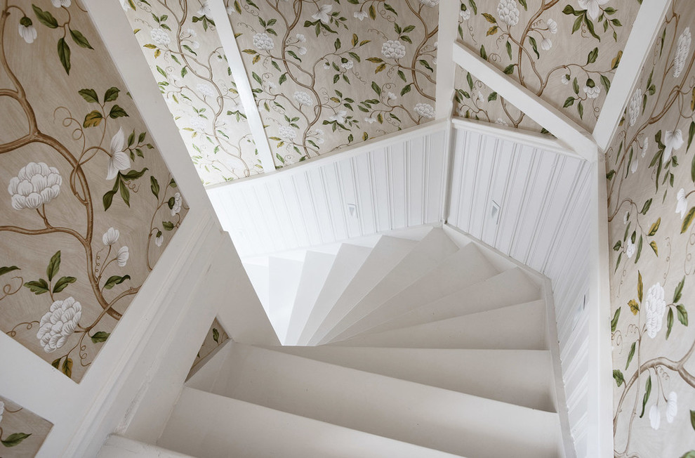 ストックホルムにあるヴィクトリアン調のおしゃれな階段の写真