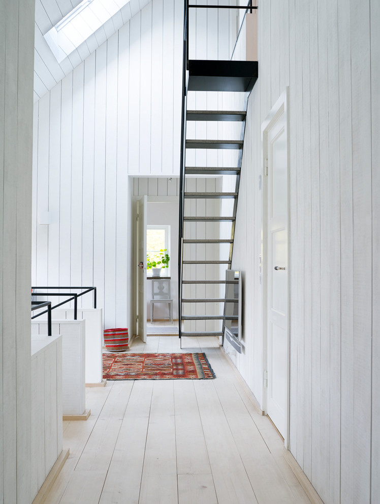Пример оригинального дизайна: прямая лестница среднего размера в скандинавском стиле с металлическими ступенями без подступенок