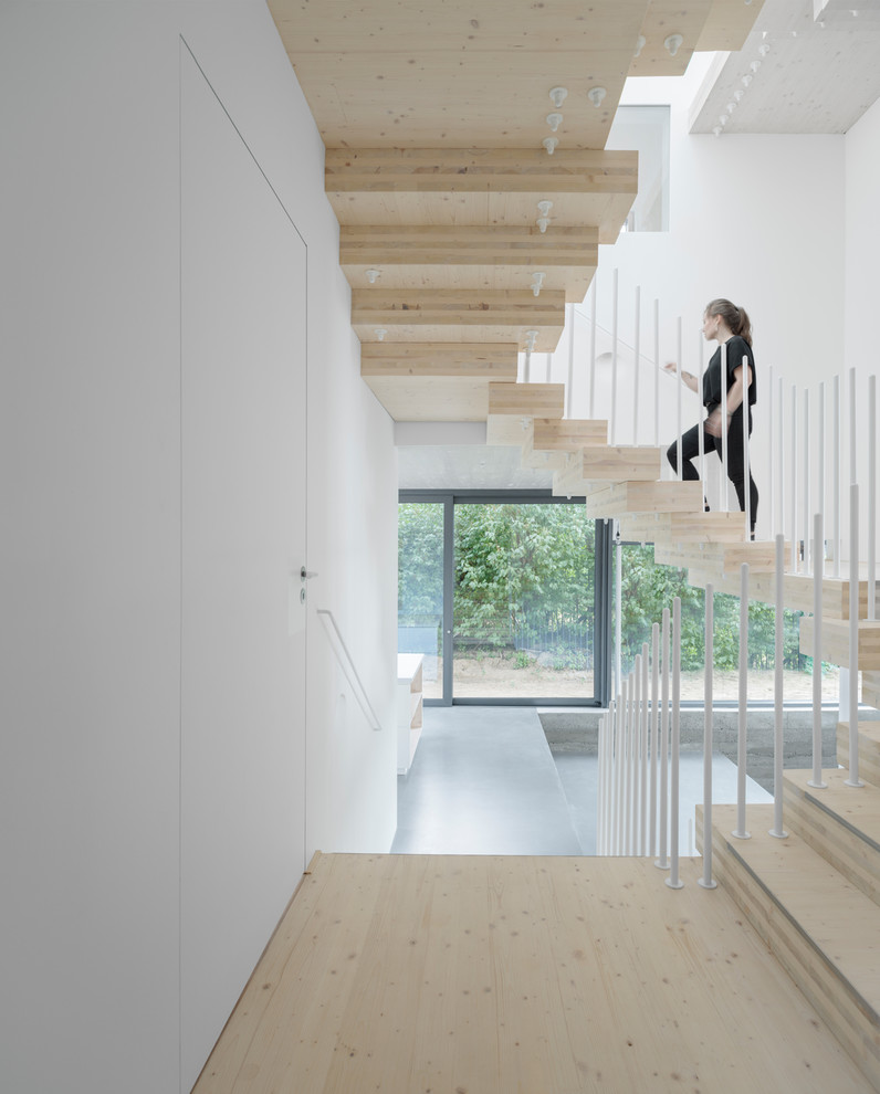 Idéer för en stor modern svängd trappa i trä, med räcke i metall