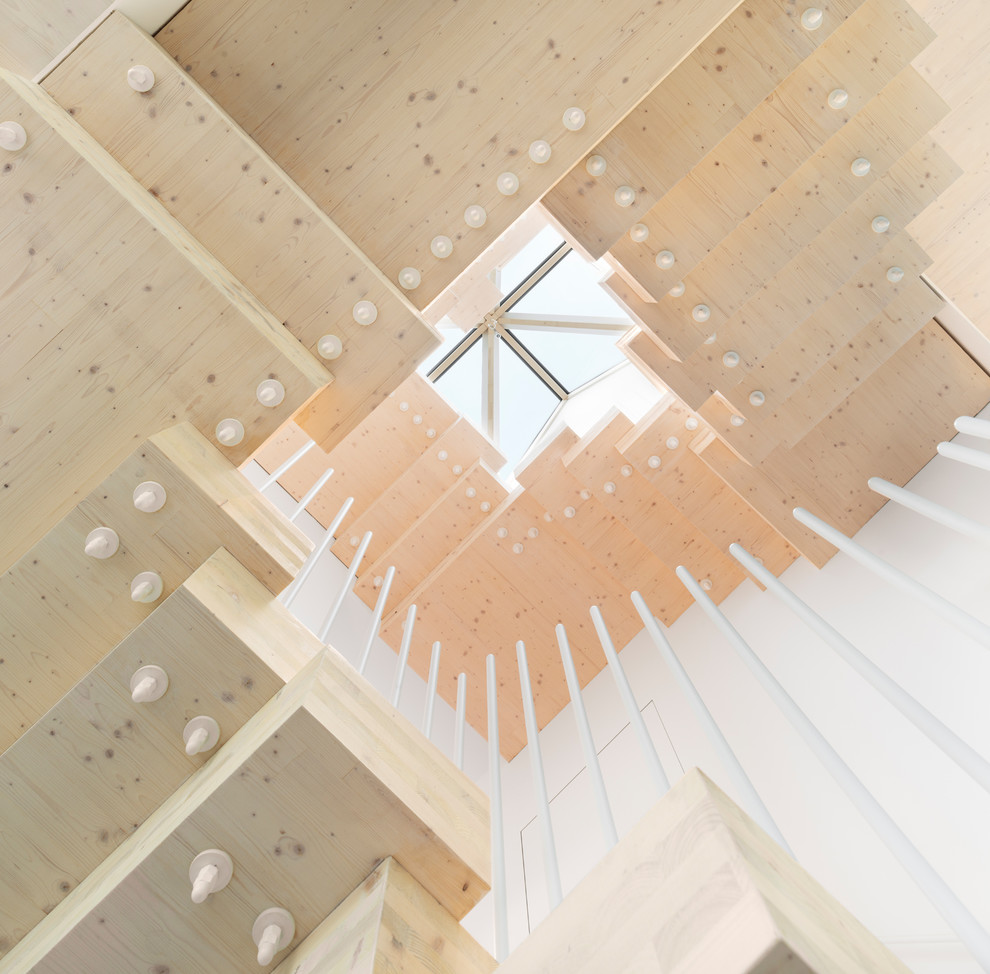 Gewendelte, Große Moderne Holztreppe mit Stahlgeländer in Berlin