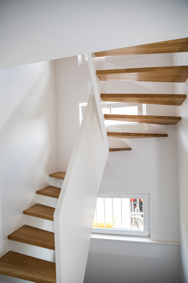 1 2 Gewendelte Treppe Mit Brustungshohen Wangen Contemporary Staircase Stuttgart By Holzmanufaktur Ballert E K