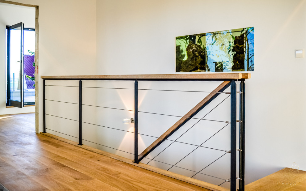 Inspiration pour un escalier sans contremarche droit minimaliste de taille moyenne avec des marches en bois, un garde-corps en câble et du papier peint.