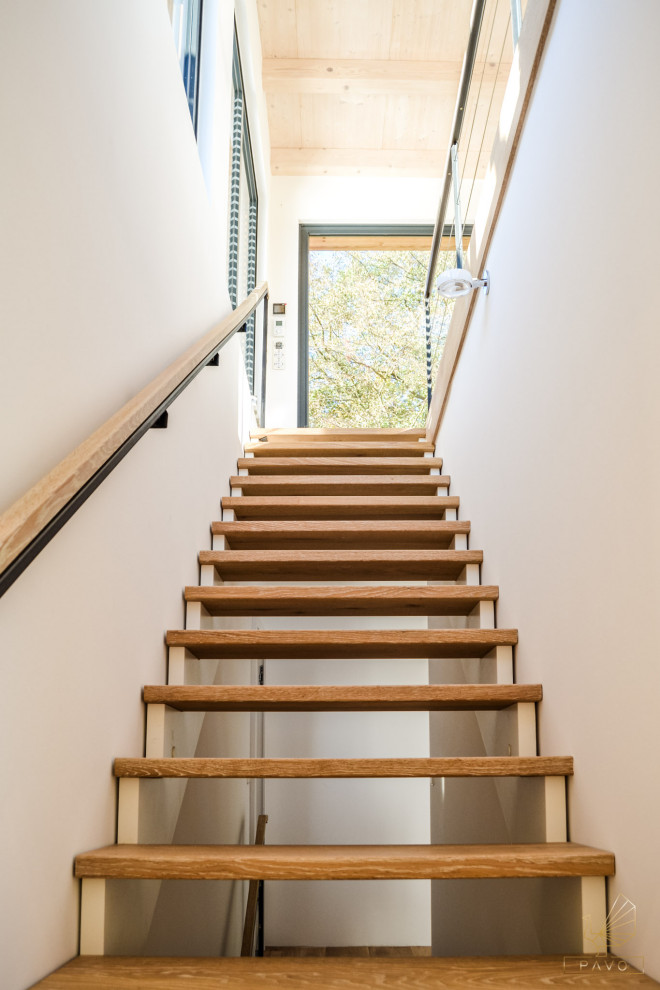 Стильный дизайн: прямая лестница среднего размера в стиле модернизм с деревянными ступенями, перилами из тросов и обоями на стенах без подступенок - последний тренд