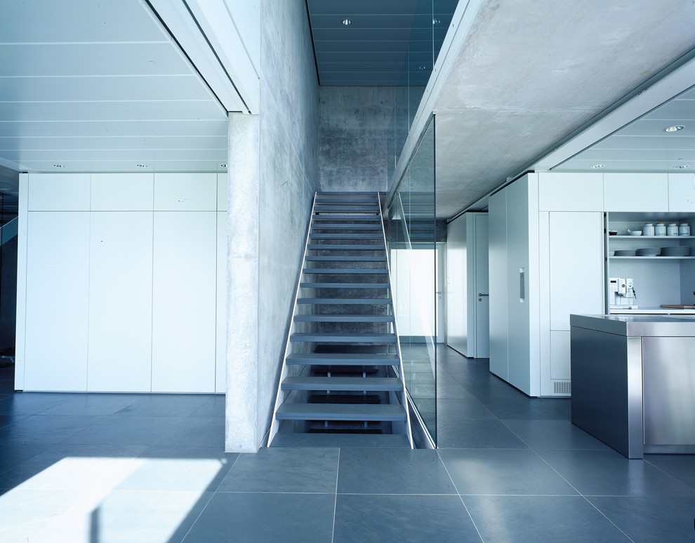 Réalisation d'un escalier sans contremarche droit minimaliste de taille moyenne.