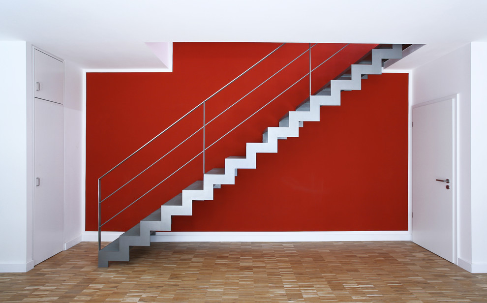 Photo of a small contemporary metal straight staircase in Cologne with metal risers.