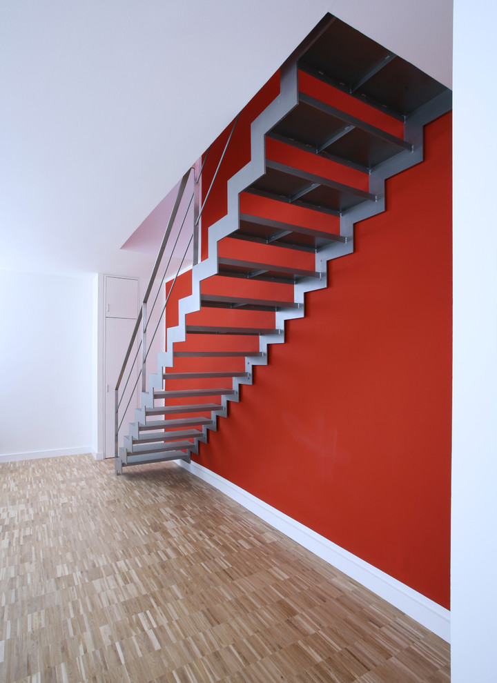 Inspiration pour un petit escalier droit design avec des marches en métal.