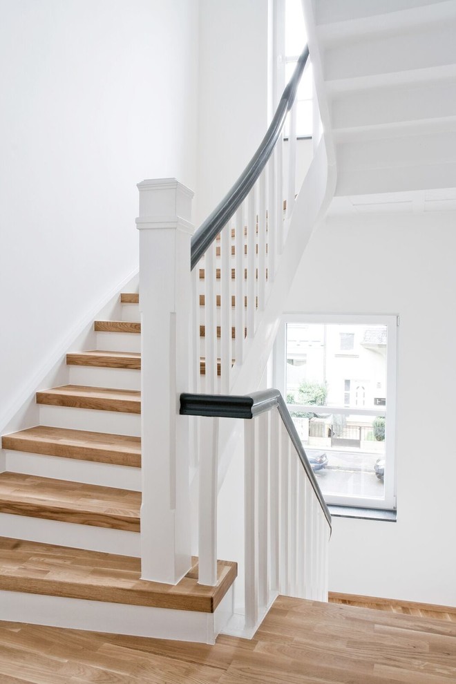 Gewendelte Moderne Holztreppe mit Holz-Setzstufen in Dortmund