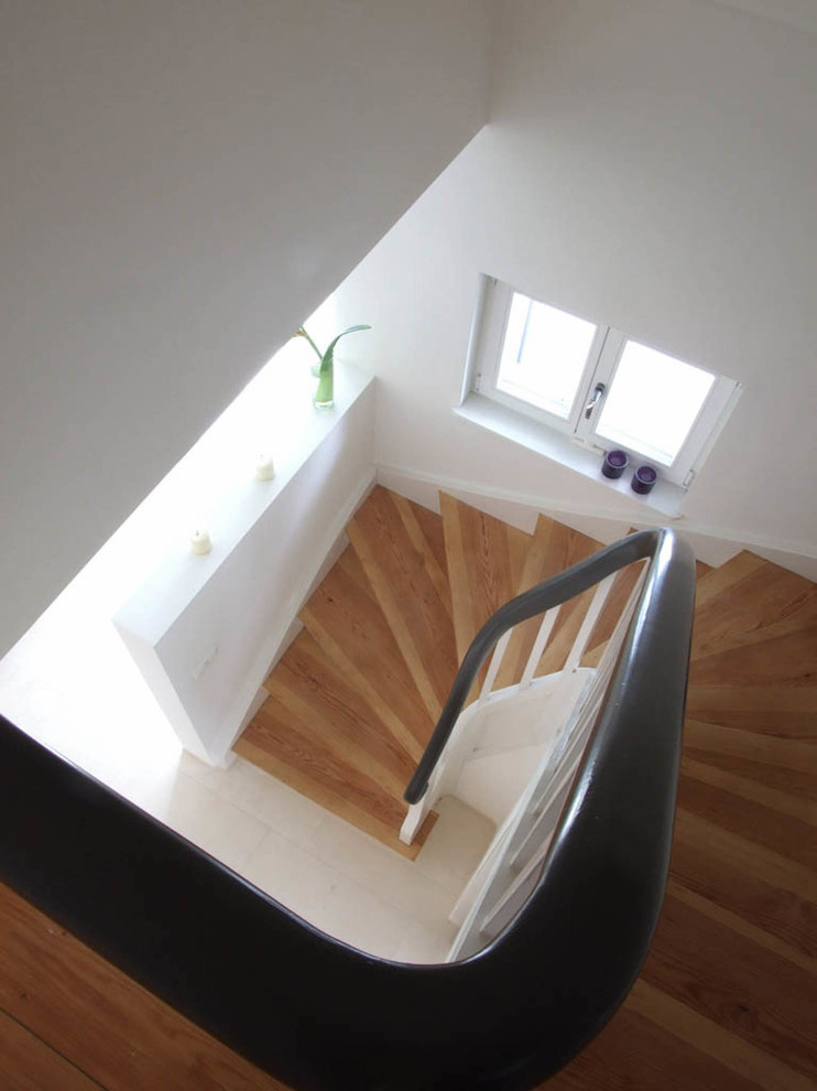 Ejemplo de escalera tradicional grande con escalones de madera, contrahuellas de madera y barandilla de madera