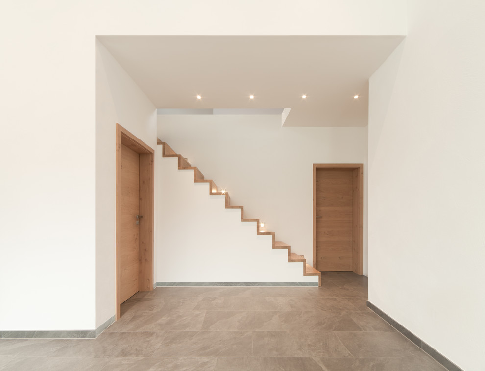 Cette photo montre un escalier peint droit moderne de taille moyenne avec des marches en bois peint.