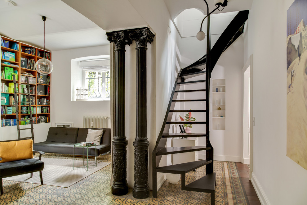 Imagen de escalera curva contemporánea de tamaño medio sin contrahuella con escalones de madera y barandilla de metal
