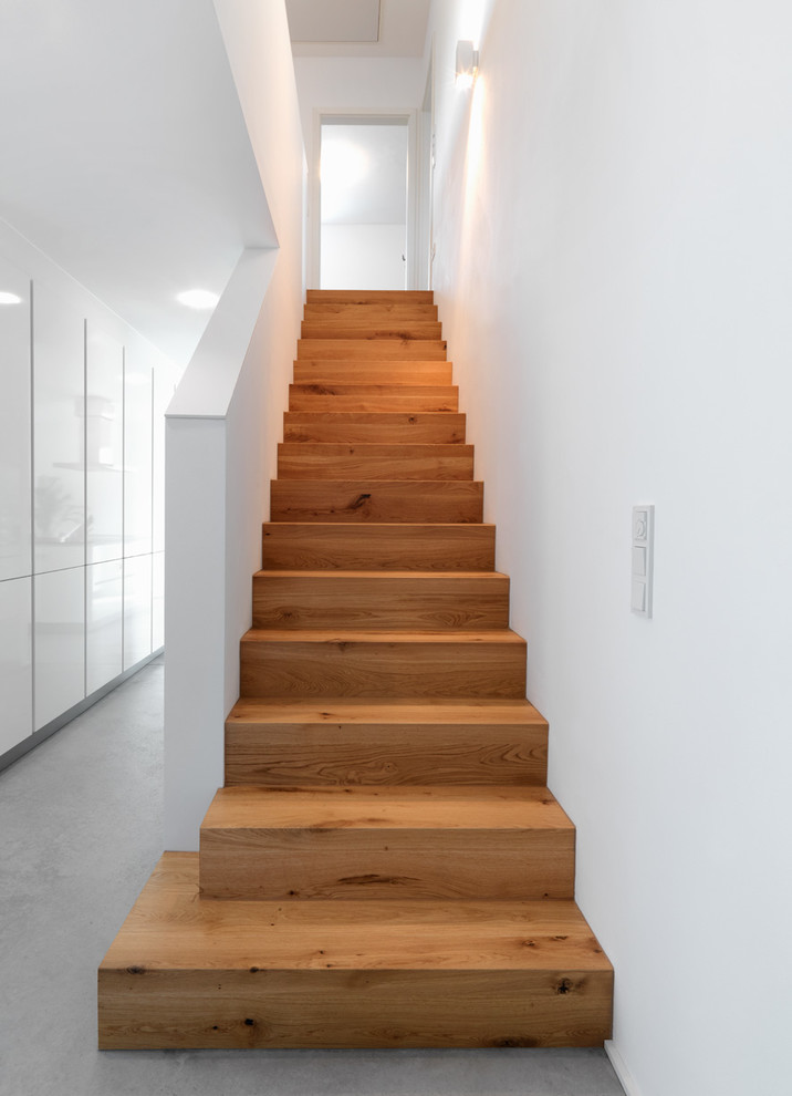 Идея дизайна: маленькая прямая деревянная лестница в стиле модернизм с деревянными ступенями для на участке и в саду