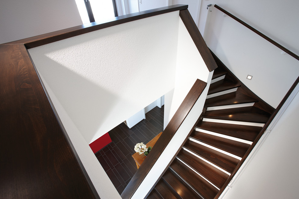 Idée de décoration pour un escalier minimaliste en L avec des marches en bois et un garde-corps en bois.