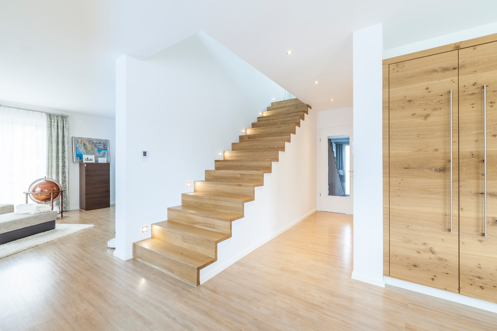 Стильный дизайн: прямая лестница среднего размера в скандинавском стиле с крашенными деревянными ступенями и крашенными деревянными подступенками - последний тренд