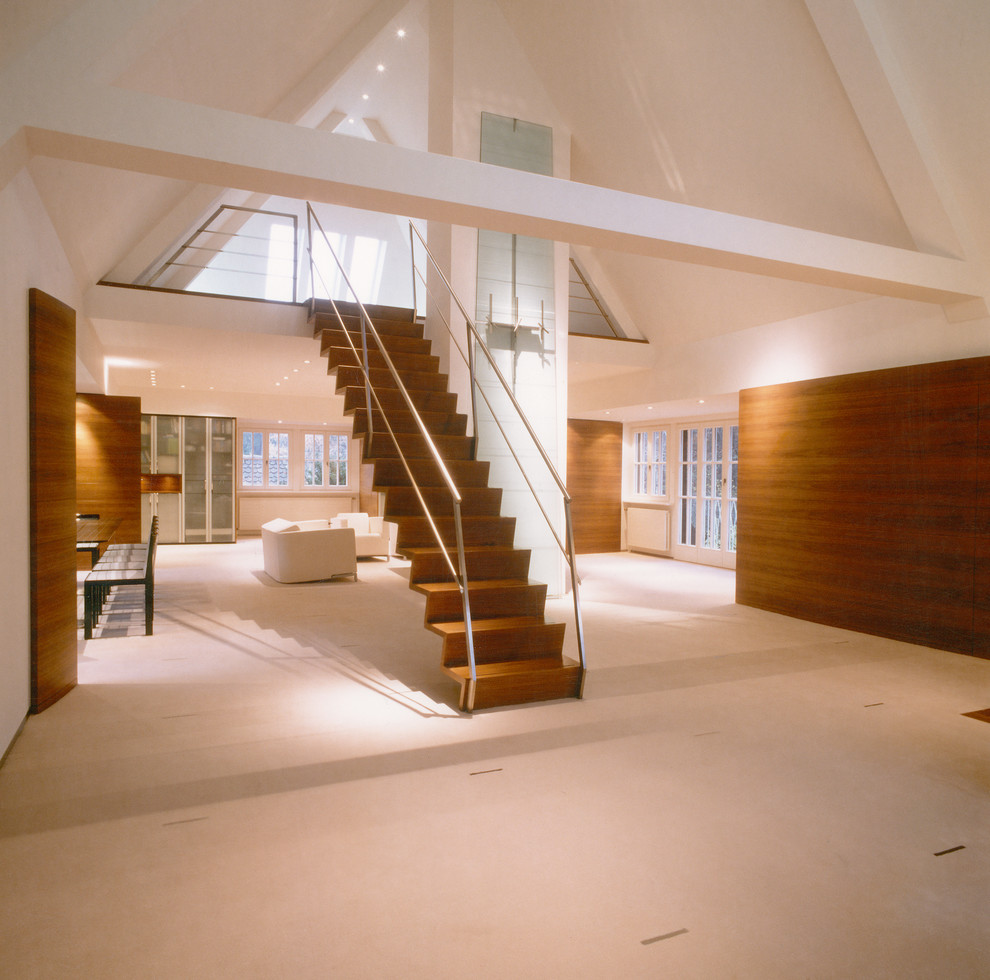 Cette photo montre un grand escalier tendance avec des marches en bois et éclairage.