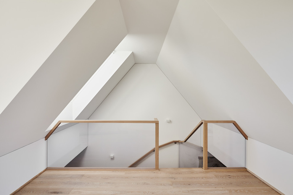 Идея дизайна: изогнутая лестница в стиле модернизм