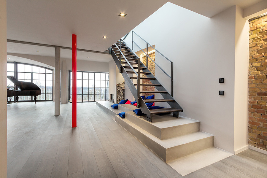 Источник вдохновения для домашнего уюта: прямая лестница среднего размера в современном стиле с металлическими перилами и деревянными ступенями