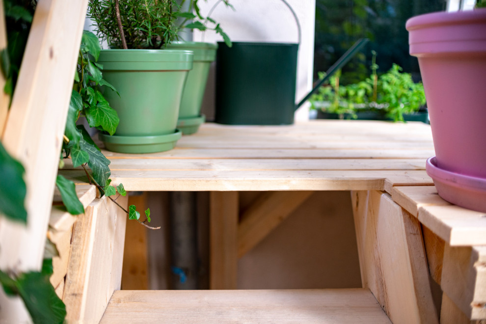 Источник вдохновения для домашнего уюта: маленькая прямая деревянная лестница в стиле кантри с деревянными ступенями и деревянными перилами для на участке и в саду
