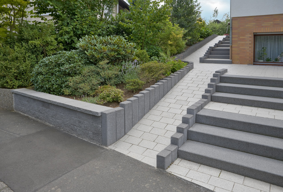 Идея дизайна: прямая бетонная лестница в классическом стиле с бетонными ступенями и металлическими перилами