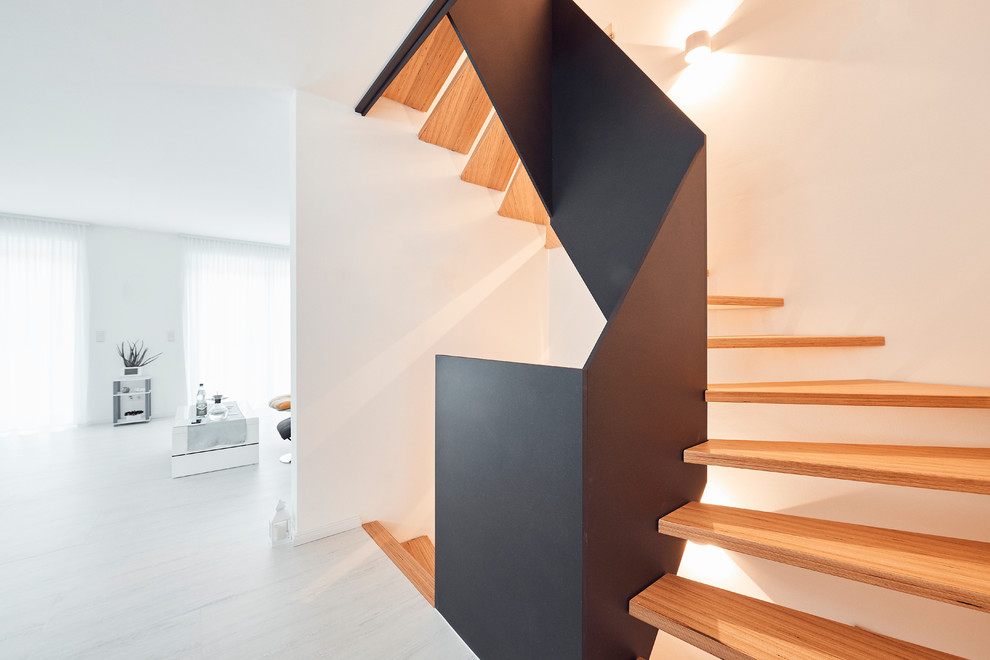 Diseño de escalera en U industrial de tamaño medio con escalones de madera y barandilla de madera