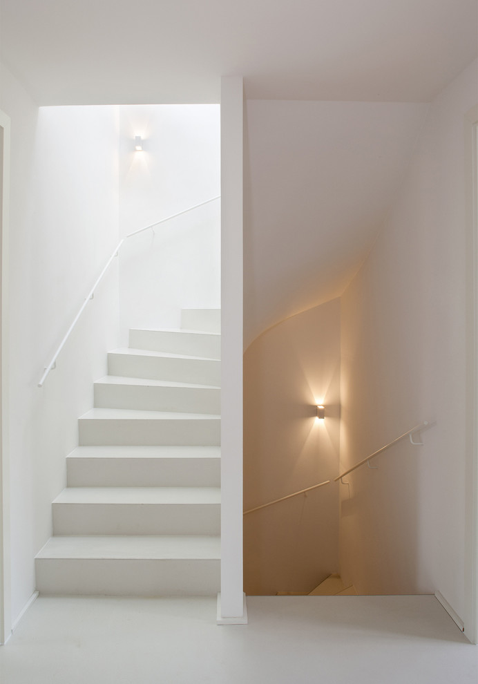 На фото: изогнутая лестница среднего размера в стиле модернизм с