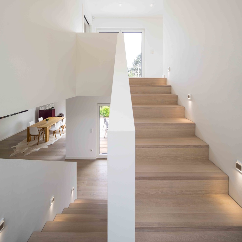 Идея дизайна: п-образная лестница среднего размера в скандинавском стиле с крашенными деревянными ступенями и крашенными деревянными подступенками