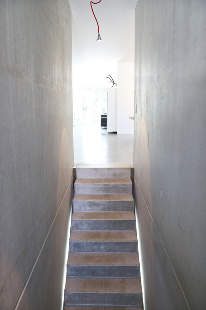 Idées déco pour un escalier droit moderne en béton avec des contremarches en béton.