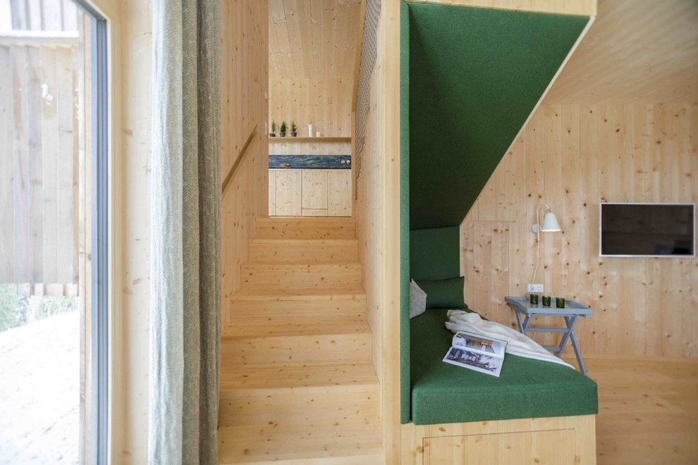 Idée de décoration pour un petit escalier droit nordique avec un garde-corps en bois, des marches en bois et des contremarches en bois.