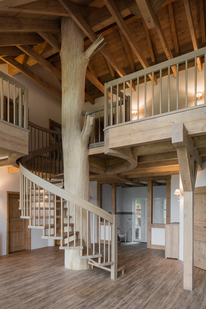 Cette image montre un grand escalier sans contremarche hélicoïdal chalet avec des marches en bois.