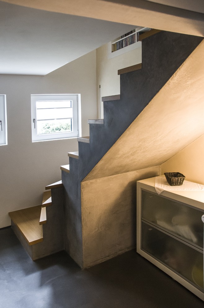 Идея дизайна: угловая бетонная лестница среднего размера с деревянными ступенями