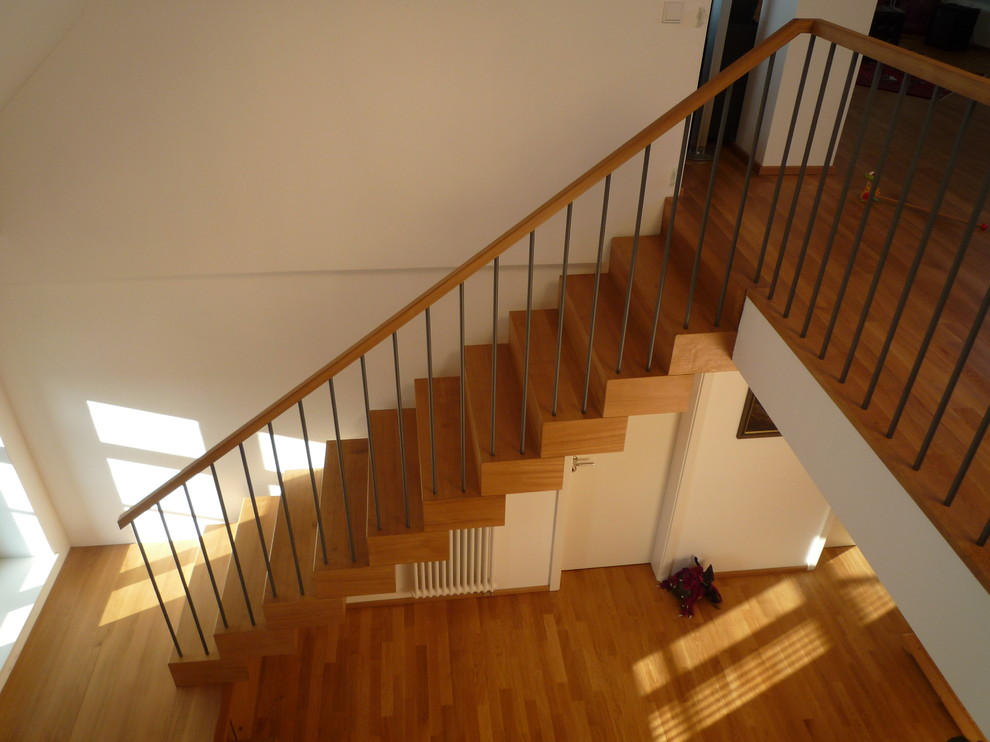 Ejemplo de escalera recta campestre de tamaño medio con escalones de madera