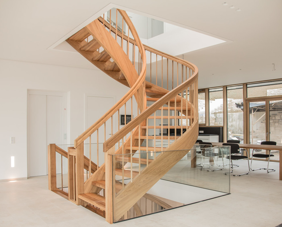 Inspiration för en mellanstor funkis svängd trappa i trä, med öppna sättsteg
