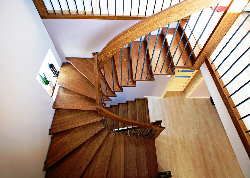 Gewendelte, Große Moderne Holztreppe mit Holz-Setzstufen in Sonstige