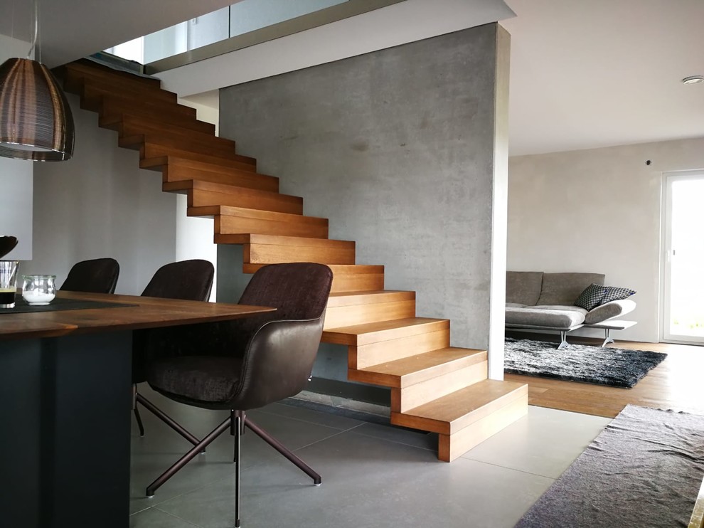 Schwebende, Mittelgroße Moderne Treppe mit Holz-Setzstufen in Stuttgart