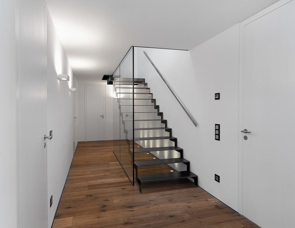 Aménagement d'un escalier sans contremarche droit contemporain de taille moyenne avec des marches en métal.
