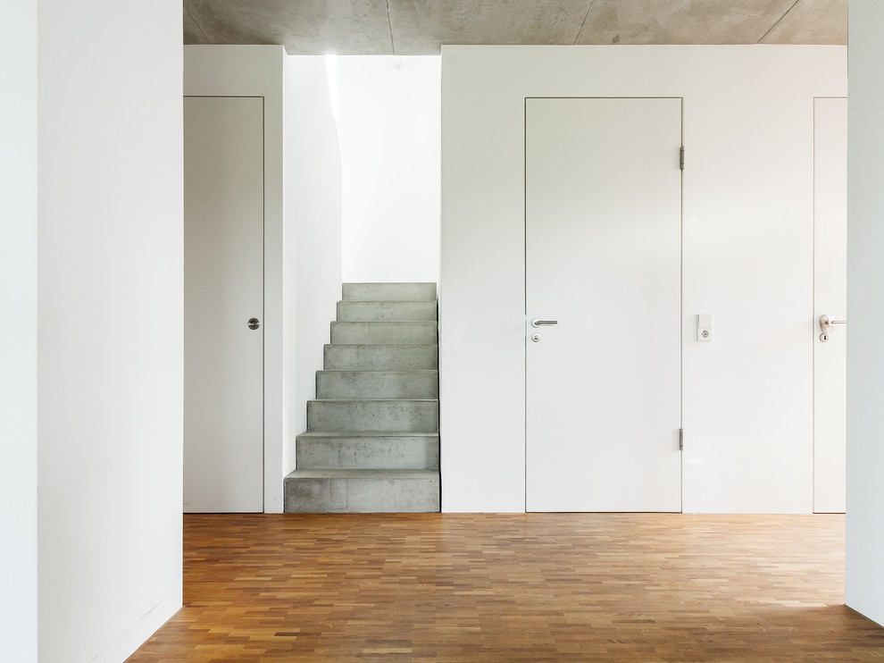 Gerade, Mittelgroße Moderne Betontreppe mit Beton-Setzstufen in Stuttgart