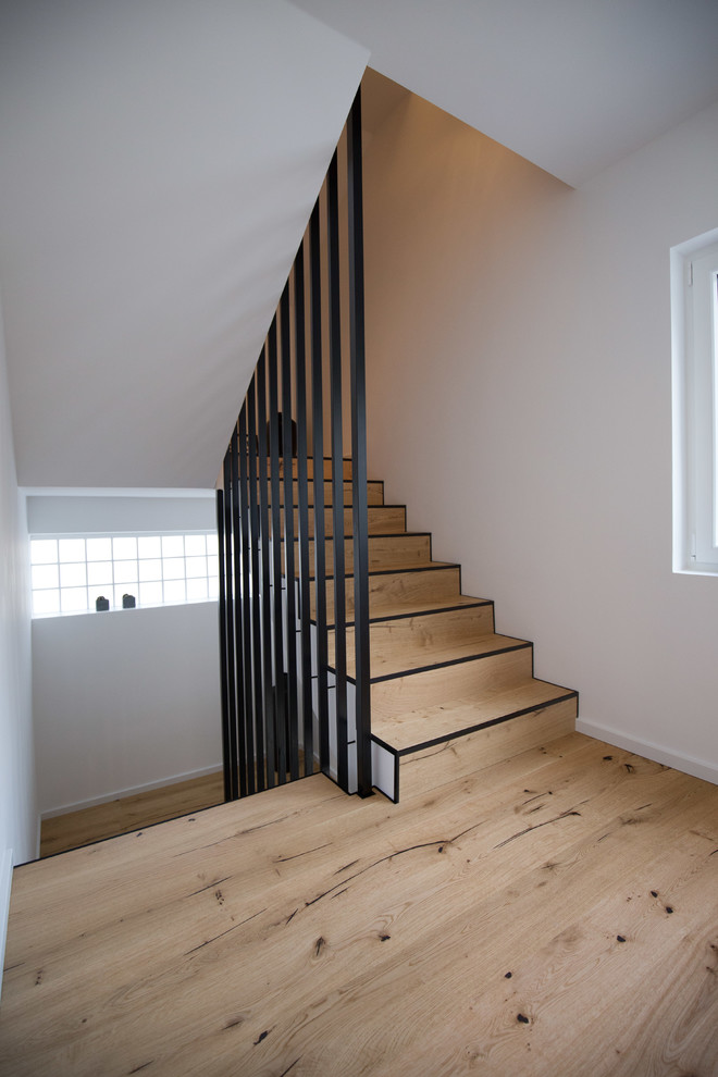Modelo de escalera recta rústica de tamaño medio con escalones de madera pintada, contrahuellas de madera pintada y barandilla de metal