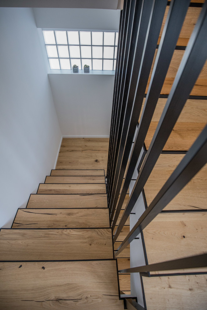 Aménagement d'un escalier peint montagne en U de taille moyenne avec des marches en bois peint et un garde-corps en métal.