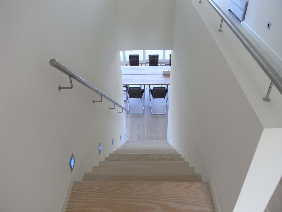 Идея дизайна: прямая деревянная лестница среднего размера в скандинавском стиле с деревянными ступенями