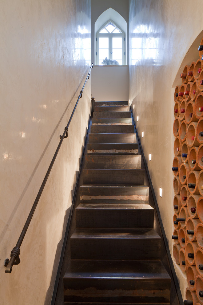 Ejemplo de escalera recta mediterránea con escalones de metal y contrahuellas de metal