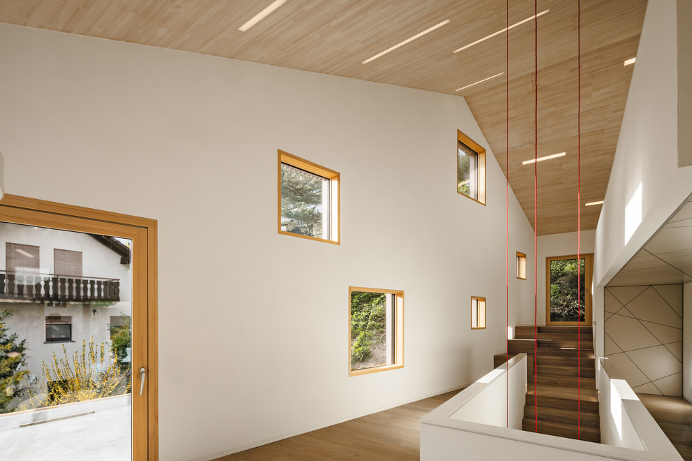 Gerade Moderne Holztreppe mit Holz-Setzstufen in Sonstige