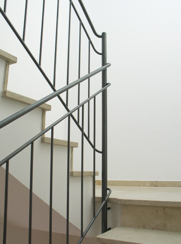 Стильный дизайн: большая прямая лестница в современном стиле с мраморными ступенями, подступенками из мрамора и металлическими перилами - последний тренд