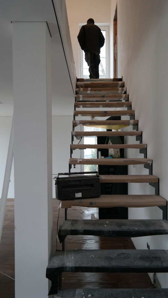 Imagen de escalera recta actual de tamaño medio sin contrahuella con escalones con baldosas