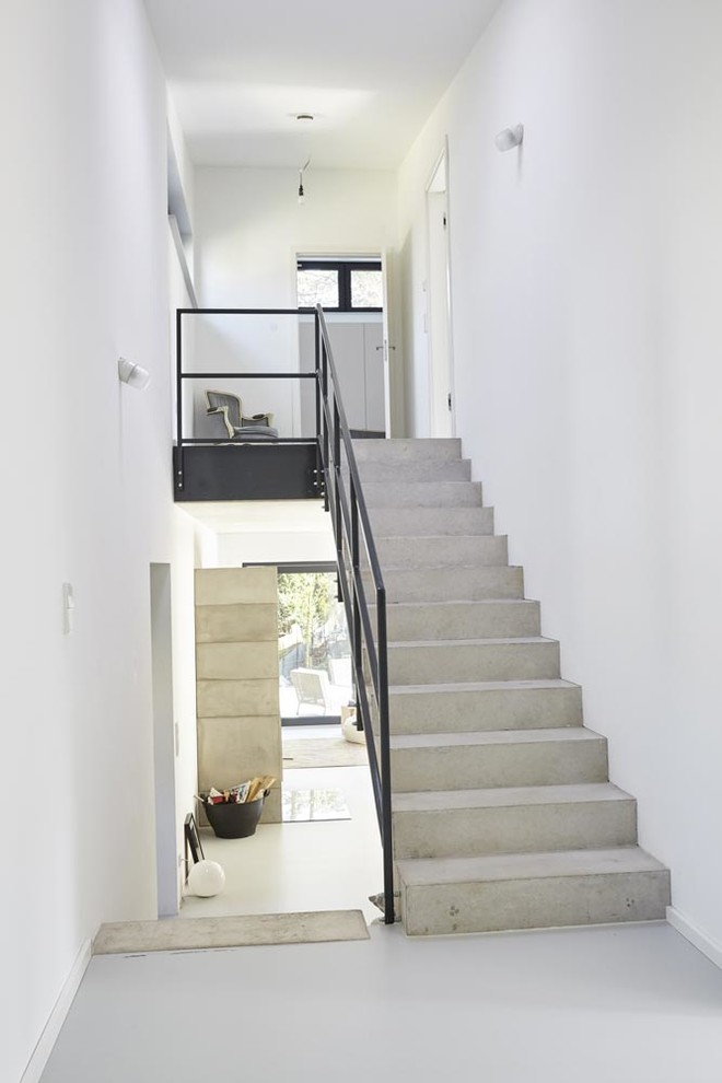 Inspiration for a contemporary staircase remodel in Hamburg