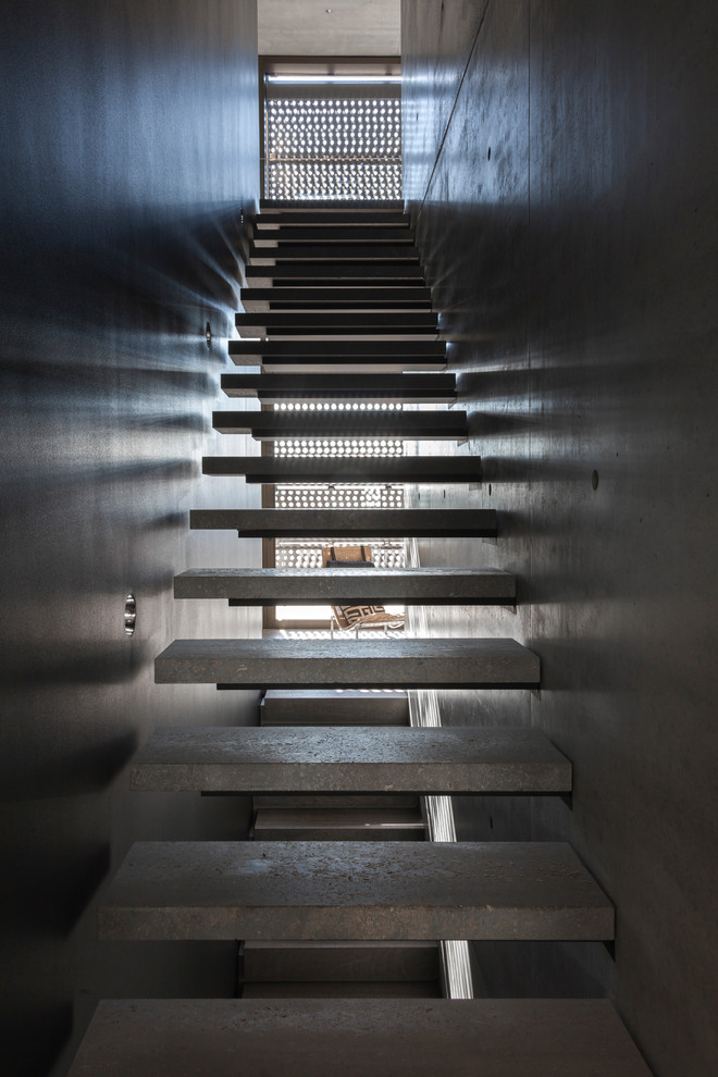 Aménagement d'un escalier sans contremarche droit industriel en béton de taille moyenne.