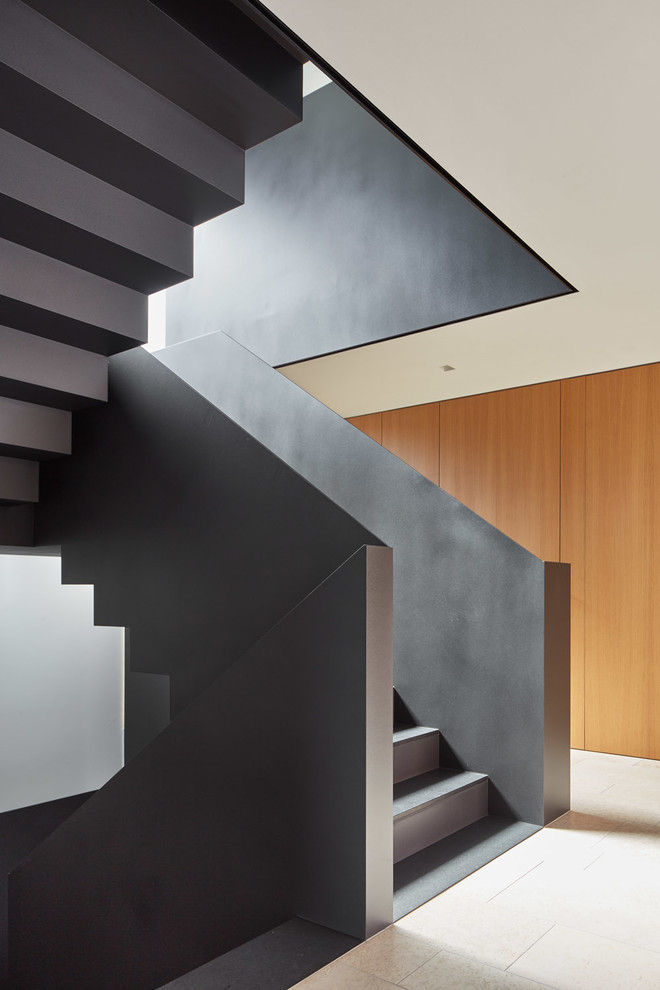 На фото: п-образная лестница среднего размера в стиле модернизм с металлическими перилами