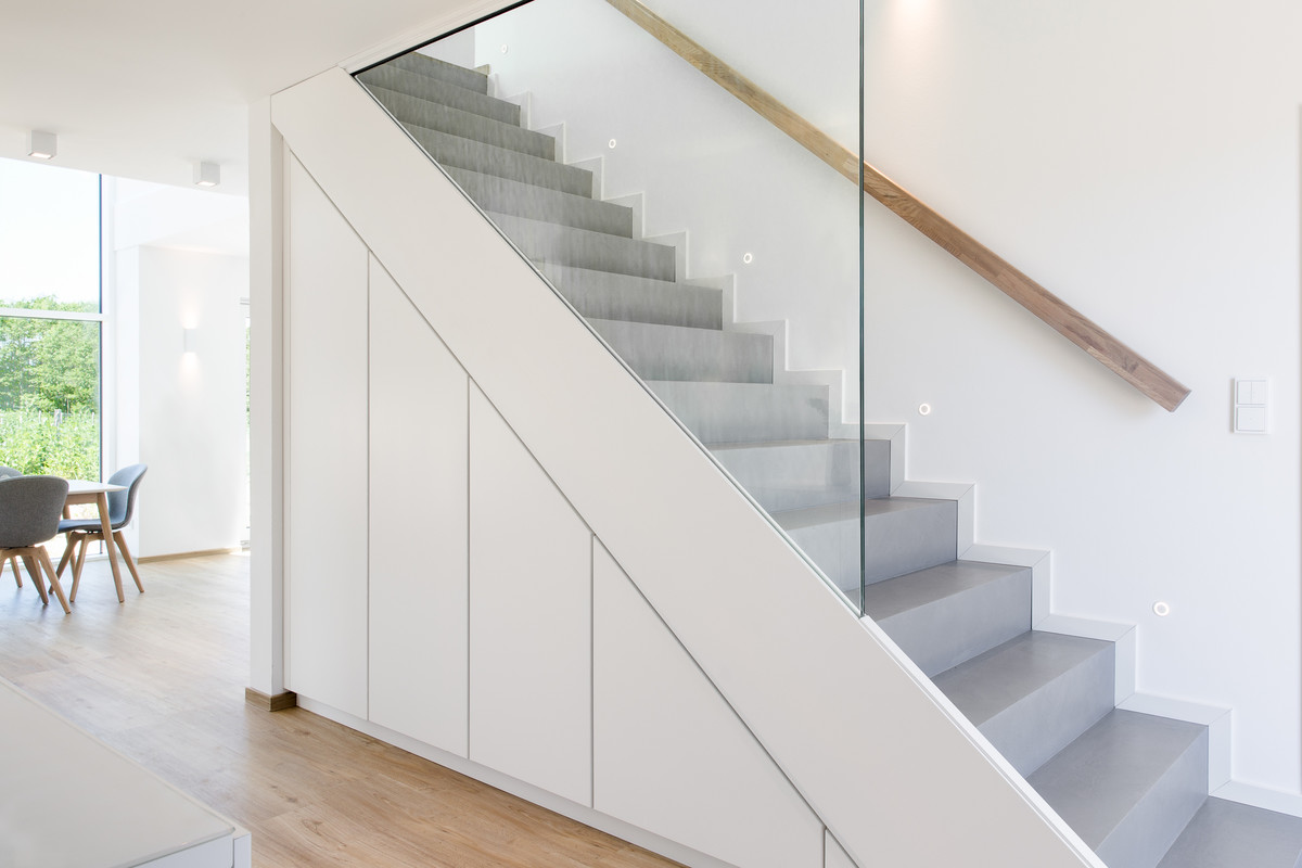 На фото: прямая бетонная лестница среднего размера в стиле модернизм с бетонными ступенями и деревянными перилами с