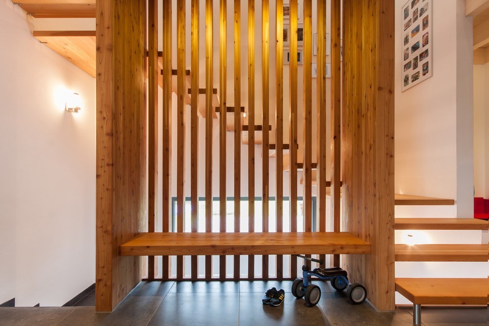 Gewendelte, Große Moderne Holztreppe mit offenen Setzstufen in Sonstige