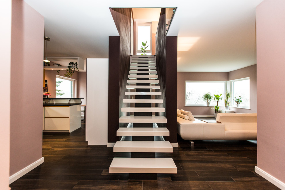 На фото: прямая лестница среднего размера в современном стиле без подступенок