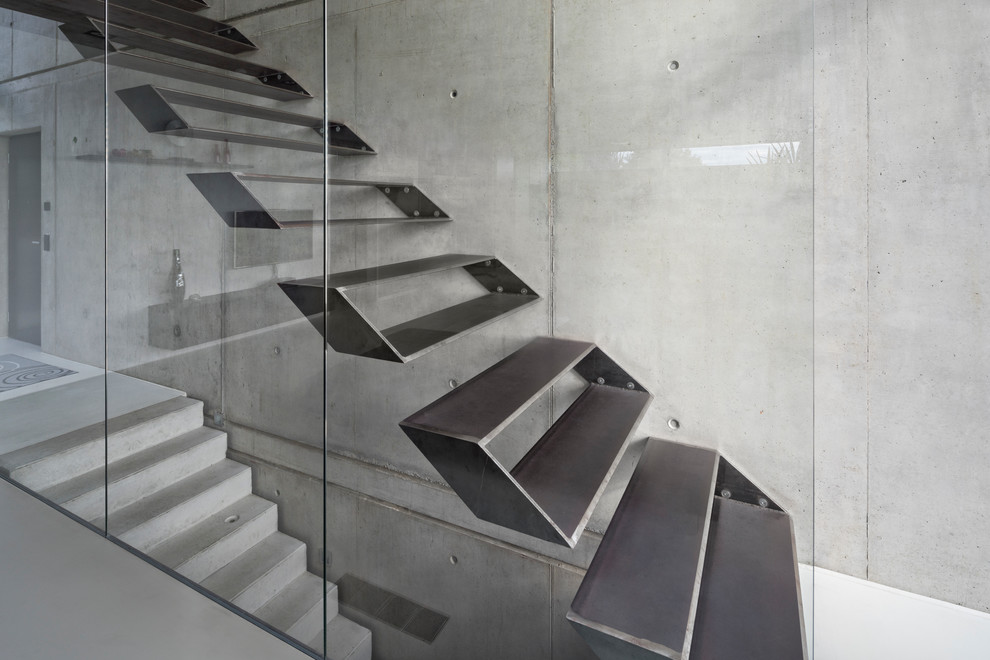 Exempel på en mellanstor modern rak trappa i metall, med öppna sättsteg